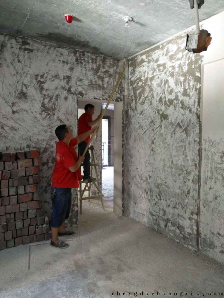 工人师傅铲墙作业中