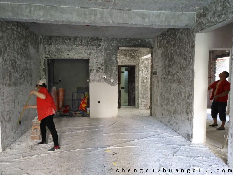 工人师傅铲墙中
