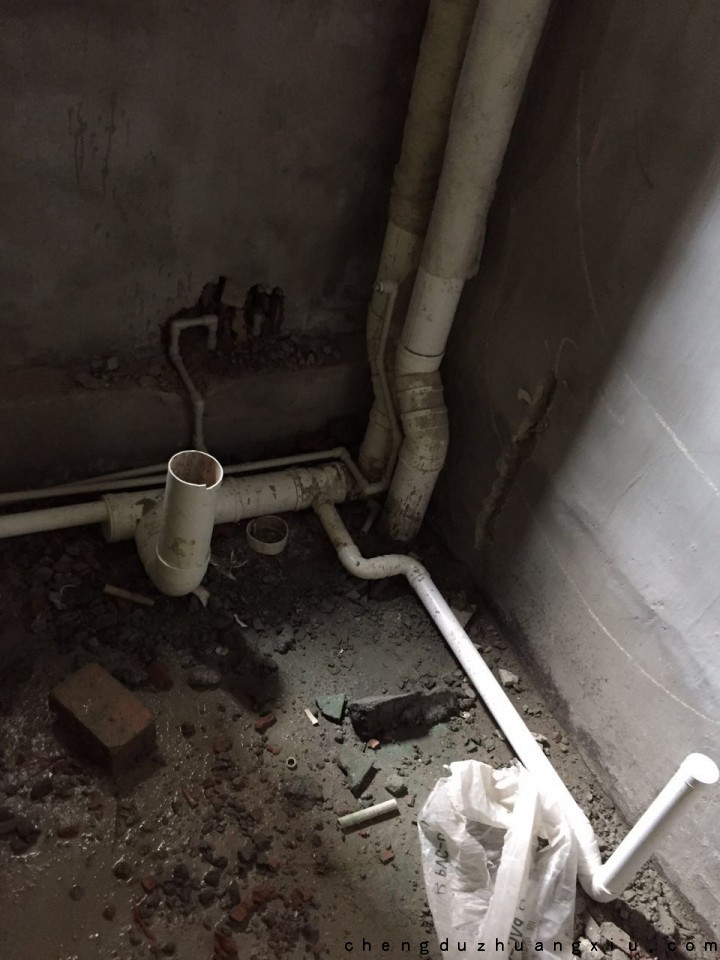 温江银海湾工地巡检发现问题:给水走管不规范