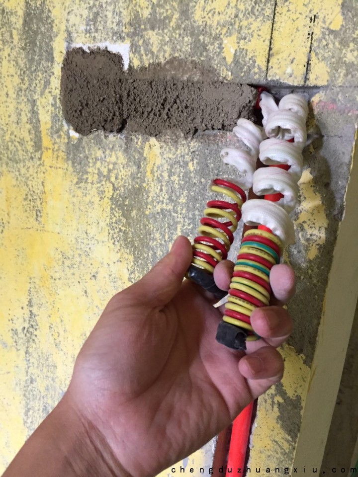 温江银海湾工地巡检发现问题:线路分色不正确