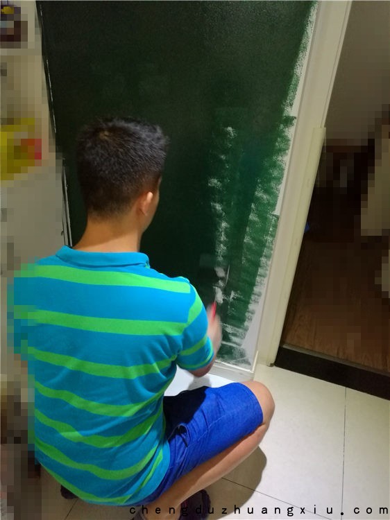 成都业主diy黑板漆过程：刷漆