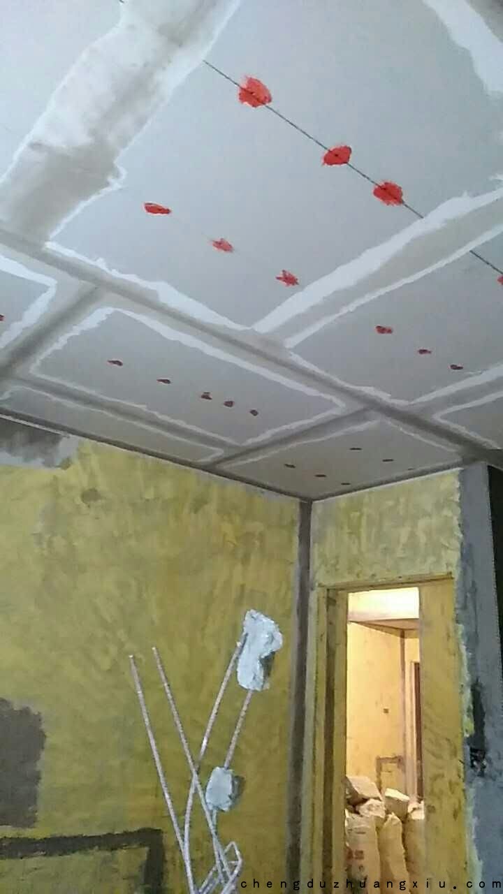 成都新双城工地点涂防锈漆