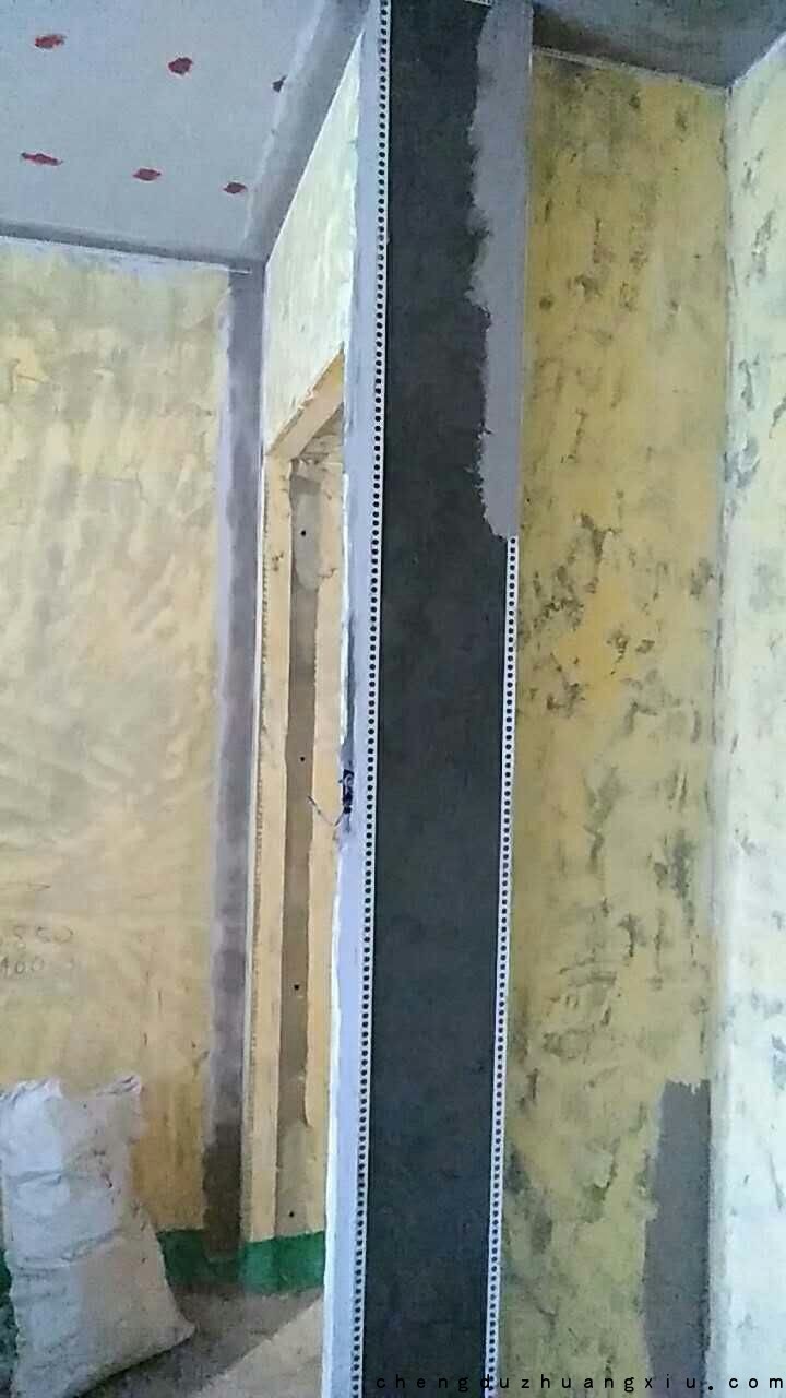 成都新双城工地点涂防锈漆和pvc护角施工