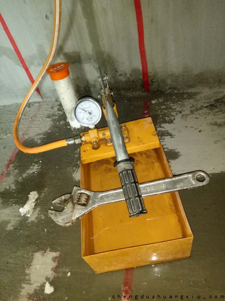 紫御熙庭装修开工：水管打压
