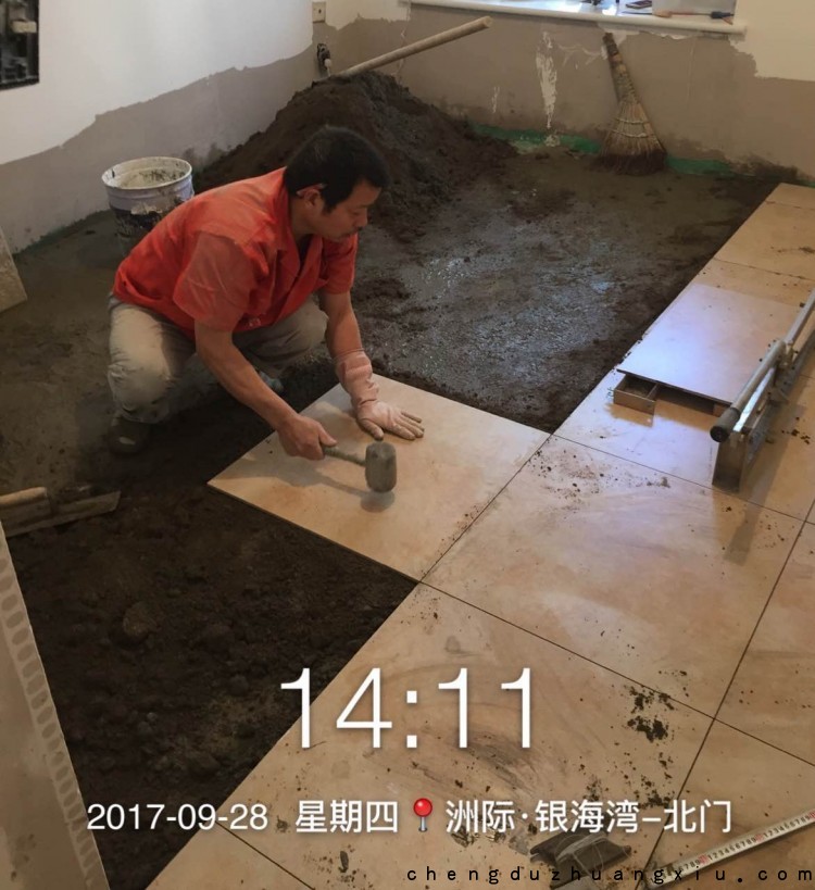 成都装修网:砖工师傅贴砖施工图