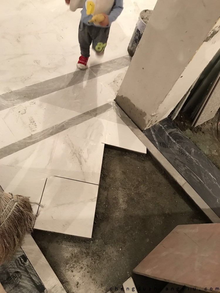 成都装修网:地面过道瓷砖斜贴施工中